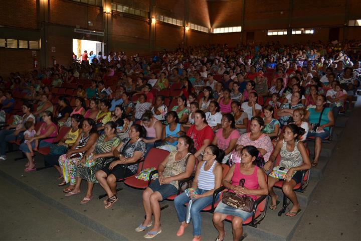 Beneficiários do Bolsa Família lotam Teatro Antônio Sepp
